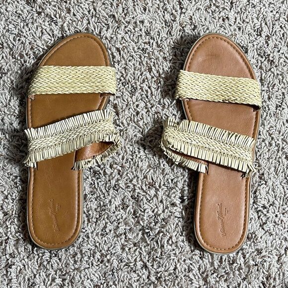 UNIVERSAL THREAD TAN SANDAL SIZE 10 - Picture 1 of 3